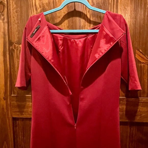 Tahari fully lined knit dress w/ 3/4 length sleeves. Shaping seams 8. PERFECT. - Picture 3 of 6